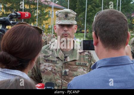Yavoriv, Ukraine-Command Sgt. Maj. Marc Maynard von Rochester, NY, ist durch die ukrainischen Journalisten, die über grundlegende Kenntnisse der Führung den erfolgreichen Abschluss des Kurses am Yavoriv Combat Training Center (CTC) am 11. Juli beaufsichtigt interviewt. Stockfoto