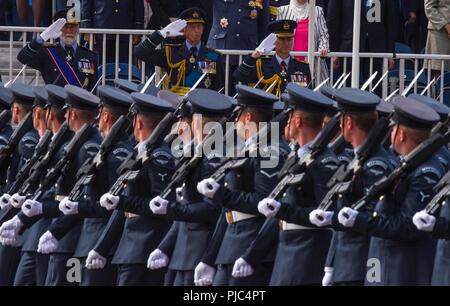 Prinz Michael von Kent (links), Prince Edward (Mitte), der Herzog von Kent, und Air Chief Marhsal Sir Stephen Hillier (rechts), Royal Air Force Chief der Luft Personal, Salute als Mitglieder der RAF März hinter Ihnen während der 2018 Royal International Air Tattoo in Fairford RAF, Großbritannien am 13. Juli 2018. RIAT feierte in diesem Jahr das 100-jährige Jubiläum der RAF und hob die Vereinigten Staaten überhaupt - starke Allianz mit Großbritannien. Stockfoto