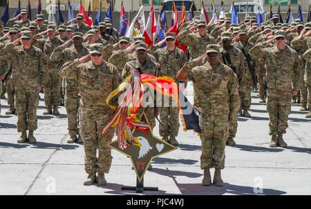 Die Brigade Kommando Team, bestehend aus Kol. Stanley Sliwinski, der Kommandant der 101St Airborne (Air Assault) entschlossene Unterstützung Sustainment Brigade und Command Sgt. Maj. Anthony B. McAdoo, Senior Soldaten Führer für die 101St Airborne Division (Air Assault) entschlossene Unterstützung Sustainment Brigade, zusammen mit dem Rest ihrer Bildung und die Soldaten des 495Th bekämpfen Sustainment Support Battalion der Montana der National Guard, der in der Zeit teilnehmen Tradition ihrer Brigade patching Zeremonie, Juli 11, 2018, in Flughafen Bagram, Afghanistan. Stockfoto