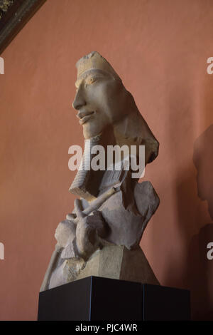 Kolossale Statue von Pharao Echnaton in der amarna Stil (Ca. 1350 v. Chr.) im Louvre in Paris, Frankreich. Stockfoto