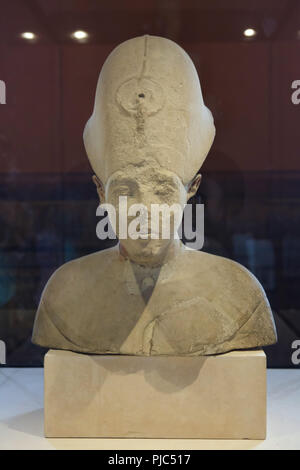 Kalkstein Büste von Pharao Echnaton in der amarna Stil auf Anzeige im Louvre in Paris, Frankreich. Stockfoto