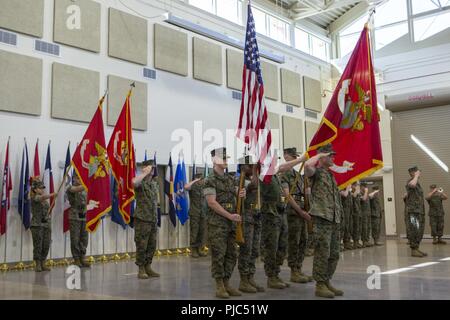 Marines mit Combat Logistik Regiment 4, 4 Marine Logistics Group, Salute und Farben für das Spielen des Marines Hymne bei einem Befehl Zeremonie an der CLR-4 Hauptsitz in Kansas City, Mo, 14. Juli 2018. Ändern des Befehls Feierlichkeiten im Laufe der Befehl von einem Marine zu einer anderen, als Symbol für die Übertragung der Zuständigkeiten seiner oder ihrer Position. Und als solche Behörden und Zuständigkeiten der CLR-4 wurden förmlich von Oberst Thomas Fahy zu Oberst Robert Meade weitergegeben. Stockfoto