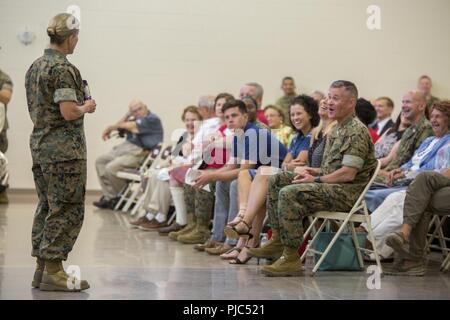 Generalmajor Helen G Pratt (links), Kommandierender General des 4. Marine Logistics Group, gibt eine Rede, verehrte Gäste und Besucher bei einem Befehl Zeremonie an der Bekämpfung der Logistik Regiment 4 Hauptsitz in Kansas City, Mo, 14. Juli 2018. Ändern des Befehls Feierlichkeiten im Laufe der Befehl von einem Marine zu einer anderen, als Symbol für die Übertragung der Zuständigkeiten seiner oder ihrer Position. Und als solche Behörden und Zuständigkeiten der CLR-4 wurden förmlich von Oberst Thomas Fahy zu Oberst Robert Meade weitergegeben. Stockfoto