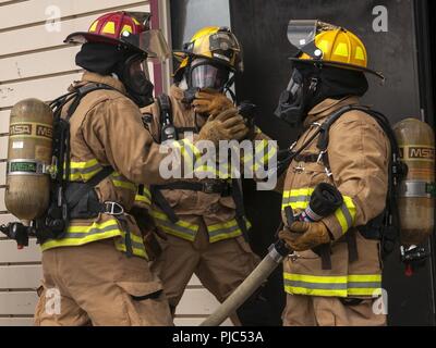 Feuerwehrmänner mit Die 144 Fighter Wing, Fresno, Calif., bereiten einen simulierten Brand während der PATRIOT Norden Übung bei Volk Feld, Wis., 14. Juli 2018 zu löschen. PATRIOT ist ein jährlicher Inland Training durch die Nationalgarde gefördert, die auf die Erhöhung der Fähigkeit der lokalen, staatlichen und föderalen Organisationen zu koordinieren zusammen arbeiten als Reaktion auf Naturkatastrophen oder von Menschen verursachten Not- und konzentriert. Stockfoto