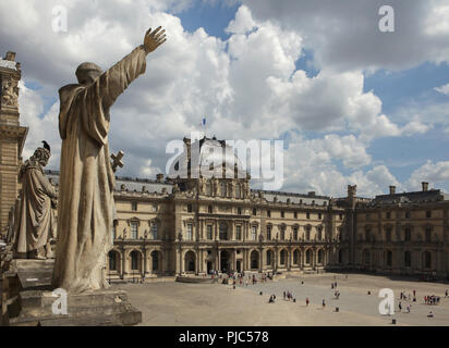 Pavillon Sully, auch als die Uhr Pavillon (Pavillon de l'Horloge) des Louvre (Palais du Louvre) in Paris, Frankreich bekannt. Stockfoto