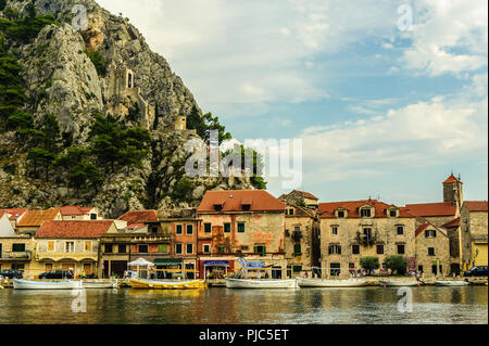 Den Cetina Fluss fließt durch die Stadt Omis Stockfoto