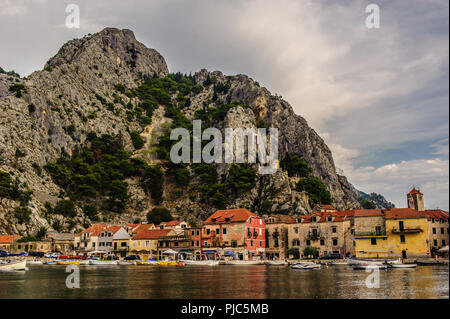 Den Cetina Fluss fließt durch die Stadt Omis Stockfoto