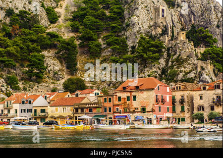 Den Cetina Fluss fließt durch die Stadt Omis Stockfoto