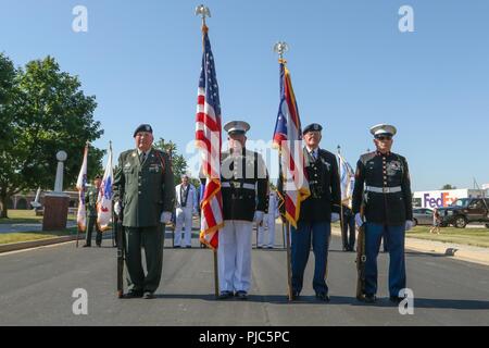 Ein Veteranen Color Guard nimmt an der Eröffnungsfeier für die Nationale Gewehr und Pistole übereinstimmt, 9. Juli 2018, am Lager Perry gemeinsame Training Center in der Nähe von Port Clinton, Ohio. Wettbewerber und verehrte Besucher im Camp Perry für die traditionellen ersten Schuß Zeremonie versammelten sich die Öffnung der fünf einwöchigen Wettbewerb am Ufer des Lake Erie zu markieren. (Ohio National Guard Stockfoto