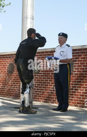 Pensionierte Sgt. 1. Klasse Dana Bowman, ein verwundeter Krieger Army Ranger und Golden Knight Fallschirmspringer, präsentiert die amerikanische Flagge bei der Eröffnungsfeier für die Nationale Gewehr und Pistole übereinstimmt, 9. Juli 2018, am Lager Perry gemeinsame Training Center in der Nähe von Port Clinton, Ohio. Wettbewerber und verehrte Besucher im Camp Perry für die traditionellen ersten Schuß Zeremonie versammelten sich die Öffnung der fünf einwöchigen Wettbewerb am Ufer des Lake Erie zu markieren. (Ohio National Guard Stockfoto