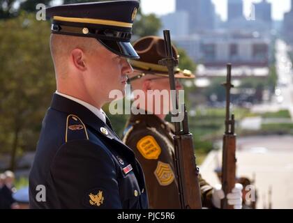 Iowa Army National Guard SPC. Shawn Van Leeuwen präsentiert Arme, als der Sarg des ehemaligen Iowa reg. Robert Ray kommt auf den Stufen des Kapitols Gebäude in Des Moines, Iowa, 12. Juli 2018. Abteilungen, Ehrungen gehören Mitglieder der Iowa Armee und Air National Guard, Iowa State Patrol und Des Moines Police Department. Stockfoto