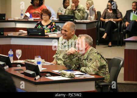 Befehlshaber der Armee, Materiel Command, General Gus Perna, im siebenten AMCOM das vierteljährliche Update briefing nahmen seit der Befehl den Puls der Luftfahrt und Rakete supply chain Gesundheit zu übernehmen. Stockfoto