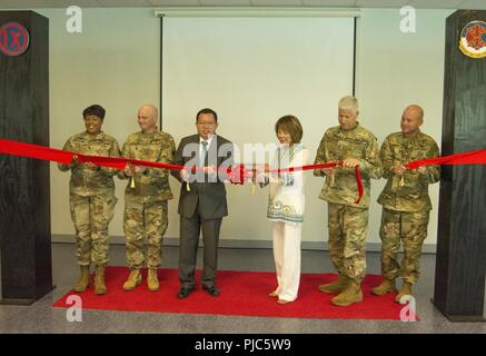 Von links nach rechts: Oberst Patricia Wallace, USARPAC-SU Commander links; Brig. Gen. Douglas Anderson, Kommandierender General der 9. Mission Support Command; pensionierte Republik Korea Armee Generalleutnant Bum Chun; Dyanne McMath, Nichte von Oberst Young-Oak Kim; Generalmajor Arlan M. DeBlieck, acht Armee stellvertretenden kommandierenden General der Erhaltung; und Oberst Harry B. Hudick, 658Th Region Support Group Commander schneiden Sie den Ribbon Controller während der Col. Young-Oak Kim Einweihung an der Streitkräfte finden Center am Lager Humphreys, Süd Korea, Juli 14. Stockfoto