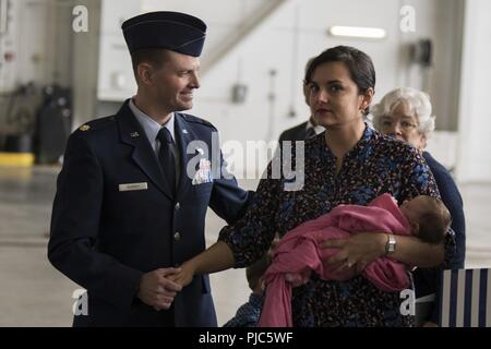 Die 703 d Aircraft Maintenance Squadron Ändern des Befehls Zeremonie fand im Hangar 21, an Joint Base Elmendorf-Richardson, Alaska, 13. Juli 2018. Us Air Force Oberstleutnant Ronald Thomas drehte sich um Maj Todd Murray als Oberst Matthew Powell, 3d-Wartung Gruppenkommandant, amtiert vor der versammelten Familie Mitglieder, verehrte Gäste und Militärs. Stockfoto