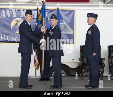 Die 703 d Aircraft Maintenance Squadron Ändern des Befehls Zeremonie fand im Hangar 21, an Joint Base Elmendorf-Richardson, Alaska, 13. Juli 2018. Us Air Force Oberstleutnant Ronald Thomas drehte sich um Maj Todd Murray als Oberst Matthew Powell, 3d-Wartung Gruppenkommandant, amtiert vor der versammelten Familie Mitglieder, verehrte Gäste und Militärs. Stockfoto