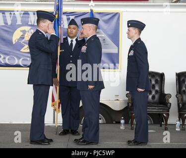 Die 703 d Aircraft Maintenance Squadron Ändern des Befehls Zeremonie fand im Hangar 21, an Joint Base Elmendorf-Richardson, Alaska, 13. Juli 2018. Us Air Force Oberstleutnant Ronald Thomas drehte sich um Maj Todd Murray als Oberst Matthew Powell, 3d-Wartung Gruppenkommandant, amtiert vor der versammelten Familie Mitglieder, verehrte Gäste und Militärs. Stockfoto