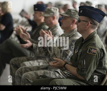 Die 703 d Aircraft Maintenance Squadron Ändern des Befehls Zeremonie fand im Hangar 21, an Joint Base Elmendorf-Richardson, Alaska, 13. Juli 2018. Us Air Force Oberstleutnant Ronald Thomas drehte sich um Maj Todd Murray als Oberst Matthew Powell, 3d-Wartung Gruppenkommandant, amtiert vor der versammelten Familie Mitglieder, verehrte Gäste und Militärs. Stockfoto