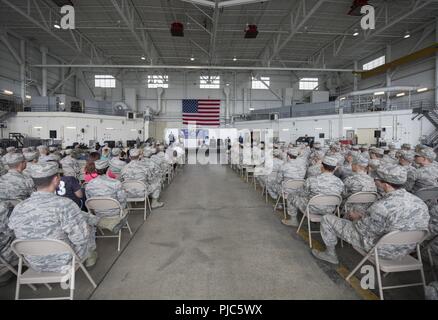 Die 703 d Aircraft Maintenance Squadron Ändern des Befehls Zeremonie fand im Hangar 21, an Joint Base Elmendorf-Richardson, Alaska, 13. Juli 2018. Us Air Force Oberstleutnant Ronald Thomas drehte sich um Maj Todd Murray als Oberst Matthew Powell, 3d-Wartung Gruppenkommandant, amtiert vor der versammelten Familie Mitglieder, verehrte Gäste und Militärs. Stockfoto