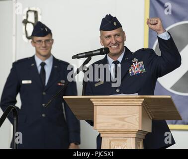 Die 703 d Aircraft Maintenance Squadron Ändern des Befehls Zeremonie fand im Hangar 21, an Joint Base Elmendorf-Richardson, Alaska, 13. Juli 2018. Us Air Force Oberstleutnant Ronald Thomas drehte sich um Maj Todd Murray als Oberst Matthew Powell, 3d-Wartung Gruppenkommandant, amtiert vor der versammelten Familie Mitglieder, verehrte Gäste und Militärs. Stockfoto