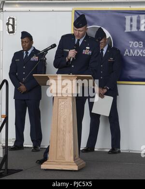 Die 703 d Aircraft Maintenance Squadron Ändern des Befehls Zeremonie fand im Hangar 21, an Joint Base Elmendorf-Richardson, Alaska, 13. Juli 2018. Us Air Force Oberstleutnant Ronald Thomas drehte sich um Maj Todd Murray als Oberst Matthew Powell, 3d-Wartung Gruppenkommandant, amtiert vor der versammelten Familie Mitglieder, verehrte Gäste und Militärs. Stockfoto