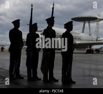 Die 703 d Aircraft Maintenance Squadron Ändern des Befehls Zeremonie fand im Hangar 21, an Joint Base Elmendorf-Richardson, Alaska, 13. Juli 2018. Us Air Force Oberstleutnant Ronald Thomas drehte sich um Maj Todd Murray als Oberst Matthew Powell, 3d-Wartung Gruppenkommandant, amtiert vor der versammelten Familie Mitglieder, verehrte Gäste und Militärs. Stockfoto