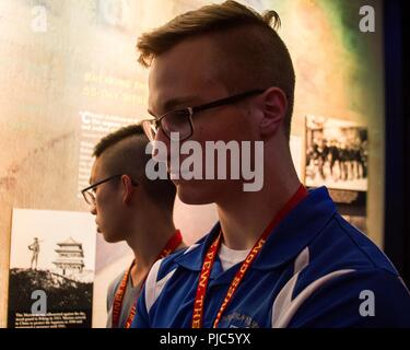 Lukas Sumpter, Student an Papillion-La Vista South High School in Papillion, Nebraska, dem nationalen Museum der Marine Corps nach dem Check-In für Marine Corps Recruiting Befehl Summer's Leadership 2018 und Charakter Development Academy in Dreieck, Virginia, 16. Juli. Studenten in die Akademie aufgenommen wurden, die von einem Vorstand, der Marines, die aus Teilnehmern mit ähnlichen Charakterzüge wie Marines zu finden. Durch dritte Versprechen das Marine Corps bei, die Entwicklung von Qualität Bürger inspiriert, das Programm wurde entwickelt, um Herausforderung und oben der Nation - Durchführen der Schüler so zu entwickeln Stockfoto