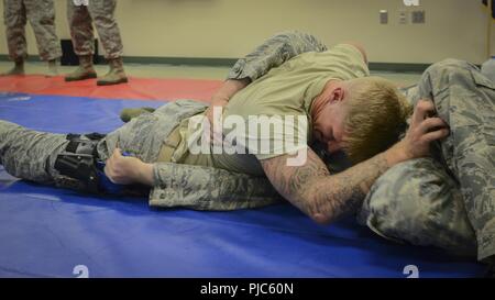 Us Air Force Technische Sgt. Cody Beran (rechts) versucht, de-arm Staff Sgt. Austin Jost (links) Während einer combatives Kurs am Joint Base Elmendorf-Richardson, Ala., 16. Juli 2018. Die Flieger, beide Mitglieder der Sicherheitskräfte Squadron eigenmittelbetrag Luftbetankung Flügel, Wisconsin Air National Guard, nahmen an der combatives Kurs als Teil des 15-Tag das jährliche Training Mission in Alaska. Dieser Kurs konzentriert sich auf die Schulung 128 ARW SFS Flieger in Waffen Aufbewahrung, Gegner abnehmen und Hand-auf-Hand zu bekämpfen. (Air National Guard Stockfoto