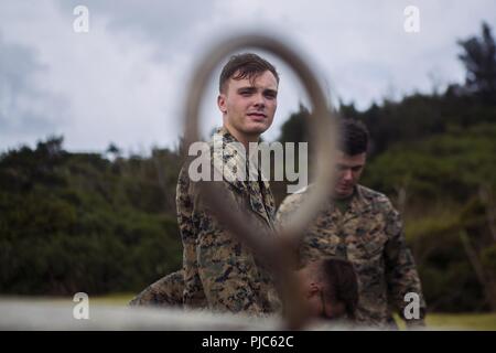 Lance Cpl. Tyler Duitsman, eine Landung Support Specialist mit Halterung Platoon, LS-Gesellschaft, 3. den Transport unterstützen Bataillon, bereitet eine Ausbildung Baustein für Hubschrauber support team operations Juli 13, 2018 Kin Blue, Okinawa, Japan. Die HST-Operationen wurden nachts CH-53E Super Stallion Piloten in der Nacht zu trainieren - Fliegen-Zertifizierungen. Duitsman ist ein Eingeborener von Waterloo, Iowa. Stockfoto