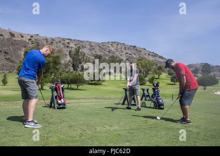 Phil Bryant, Schießen und Golftrainer, Verwundete Krieger Battalion-West, beauftragt Marines auf dem Golf spielen Technik im Marine Memorial Golf Course auf der Marine Corps Base Camp Pendleton, Kalifornien, 16. Juli 2018. Bryant Züge mit Marines auf den Grundlagen der Golf zwei bis drei Mal in der Woche. Stockfoto