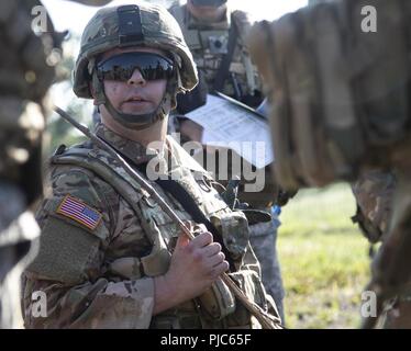 Mit dem ersten von vielen Iterationen einer regional ausgerichteten Kräfte (RAF) Ausbildung abgeschlossen, eine neue Welle von 34 Red Bull Infanterie Division Soldaten machen sich auf den Weg nach Hause, während andere ankommen, eine weitere Runde der Ausbildung am Lager Ripley Training Center am 15. Juli zum Start. RAF-Training ist ein Programm, das entworfen ist, um zu trainieren und Soldaten für den Einsatz in kulturellen und religiösen Normen der Region schiefergedeckt, sowie deren grundlegende Soldatentum Fähigkeiten beurteilen. Stockfoto