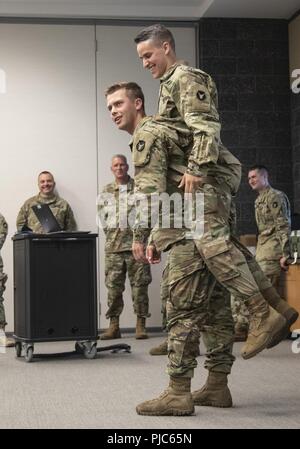 Mit dem ersten von vielen Iterationen einer regional ausgerichteten Kräfte (RAF) Ausbildung abgeschlossen, eine neue Welle von 34 Red Bull Infanterie Division Soldaten machen sich auf den Weg nach Hause, während andere ankommen, eine weitere Runde der Ausbildung am Lager Ripley Training Center am 15. Juli zum Start. RAF-Training ist ein Programm, das entworfen ist, um zu trainieren und Soldaten für den Einsatz in kulturellen und religiösen Normen der Region schiefergedeckt, sowie deren grundlegende Soldatentum Fähigkeiten beurteilen. Stockfoto