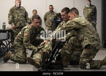 Mit dem ersten von vielen Iterationen einer regional ausgerichteten Kräfte (RAF) Ausbildung abgeschlossen, eine neue Welle von 34 Red Bull Infanterie Division Soldaten machen sich auf den Weg nach Hause, während andere ankommen, eine weitere Runde der Ausbildung am Lager Ripley Training Center am 15. Juli zum Start. RAF-Training ist ein Programm, das entworfen ist, um zu trainieren und Soldaten für den Einsatz in kulturellen und religiösen Normen der Region schiefergedeckt, sowie deren grundlegende Soldatentum Fähigkeiten beurteilen. Stockfoto