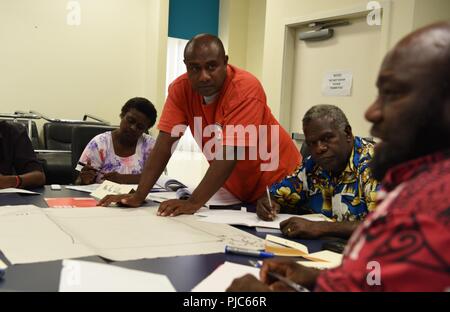 Fachleute für den Notfall von Luganville, Espiritu Santo und Tanna Tanna Island, Vanuatu, Teilnahme an einem Disaster Response Simulation Aktivität während ein Thema Austausch über die Disaster Response als Teil der Pazifischen Engel (PAC ENGEL) 18-3 in Luganville, Vanuatu, 11. Juli 2018. Seit 2007, PAC ENGEL Verpflichtungen haben das Leben von Zehntausenden von Menschen durch die Bereitstellung von Gesundheitsdiensten von Dental, Optometrie, Pädiatrie und physikalische Therapie zu Tiefbau Programme, humanitäre Hilfe und Katastrophenhilfe und Gegenstand Austausch betroffen. Stockfoto