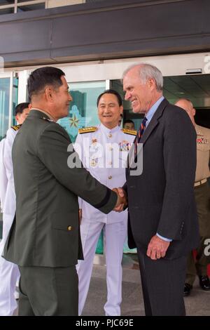 SEOUL, Republik Korea (13. Juli 2018) Der Sekretär der Marine Richard V. Spencer schüttelt Hände mit der Republik Korea (ROK) Generalleutnant Chun, Jin-Goo, Kommandant, ROK Marine Corps, während ein Büro in Seoul. Spencer's Besuch unterstreicht die eiserne Partnerschaft zwischen den USA und der ROK Marine und ist Teil eines umfassenderen Besuch des Indo-pazifischen Region. Stockfoto