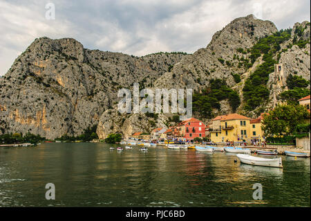 Den Cetina Fluss fließt durch die Stadt Omis Stockfoto