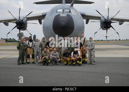 Gruppenfoto der US-Flieger zu 424Th Air Base Squadron und türkische Besatzung während des Airbus A400M "Fire Fighter, Chièvres Air Base, Belgien, 12. Juli 2018 zugewiesen. Stockfoto