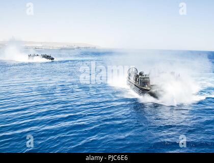 AQABA, Jordanien (5. Juli 2018) eine Landing Craft, Luftkissen, auf Angriff Craft Unit4 befestigt, Ansätze der Wasp-Klasse amphibisches Schiff USS Iwo Jima (LHD 7) Während die amphibischen Ausbildung. Iwo Jima ist in die USA 5 Flotte Bereich der Maßnahmen zur Unterstützung der Marine im Einsatz für die Stabilität und Sicherheit in der Region zu gewährleisten und verbindet das Mittelmeer und den Pazifischen Raum durch den westlichen Indischen Ozean und drei strategischen Punkten ersticken. Stockfoto