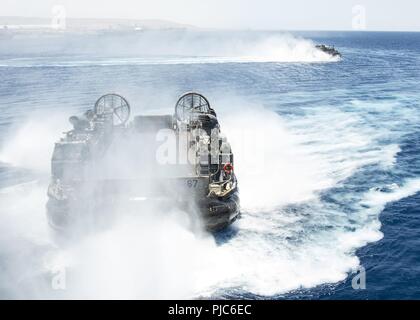 AQABA, Jordanien (5. Juli 2018) eine Landing Craft, Luftkissen, auf Angriff Craft Unit4 befestigt, Ansätze der Wasp-Klasse amphibisches Schiff USS Iwo Jima (LHD 7) Während die amphibischen Ausbildung. Iwo Jima ist in die USA 5 Flotte Bereich der Maßnahmen zur Unterstützung der Marine im Einsatz für die Stabilität und Sicherheit in der Region zu gewährleisten und verbindet das Mittelmeer und den Pazifischen Raum durch den westlichen Indischen Ozean und drei strategischen Punkten ersticken. Stockfoto