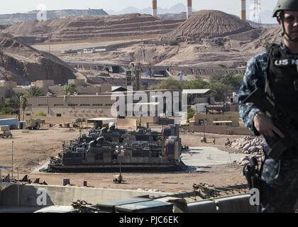 AQABA, Jordanien (9. Juli 2018) Landing Craft, Luftkissen, auf Angriff Craft Unit4 befestigt, werden an Land von der Wasp geparkt - Klasse amphibisches Schiff USS Iwo Jima (LHD7). Iwo Jima ist in die USA 5 Flotte Bereich der Maßnahmen zur Unterstützung der Marine im Einsatz für die Stabilität und Sicherheit in der Region zu gewährleisten und verbindet das Mittelmeer und den Pazifischen Raum durch den westlichen Indischen Ozean und drei strategischen Punkten ersticken. Stockfoto