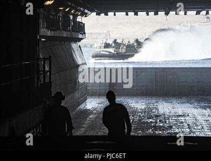 AQABA, Jordanien (9. Juli 2018) Landing Craft, Luftkissen, auf Angriff Craft Unit4 befestigt, übergibt die Wasp-Klasse amphibisches Schiff USS Iwo Jima (LHD7). Iwo Jima ist in die USA 5 Flotte Bereich der Maßnahmen zur Unterstützung der Marine im Einsatz für die Stabilität und Sicherheit in der Region zu gewährleisten und verbindet das Mittelmeer und den Pazifischen Raum durch den westlichen Indischen Ozean und drei strategischen Punkten ersticken. Stockfoto