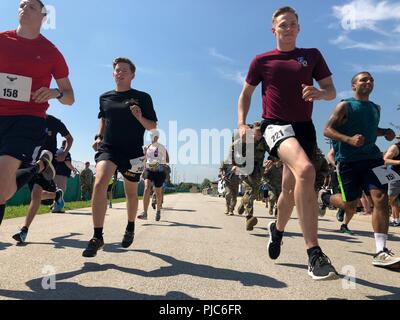 VICENZA, Italien - U.S. Army Fallschirmjäger auf die 173Rd Airborne Brigade zugeordnet beginnen, die mit der Herde Staffellauf am 17. Juli 2018. Die Herde ist eine jährliche 173Rd Airborne Brigade Veranstaltung ehrt gefallenen Fallschirmjäger. Mitbewerber müssen so viele Runden wie möglich um caserma Del Din 2,3 Meile Perimeter Road, bevor die Zeit abläuft. Die 173Rd Airborne Brigade ist der US-Armee Contingency Response Force in Europa, die schnelle Bereitstellung Bereitstellung von Kräften, die mit der US-Armee in Europa, Afrika und dem Central Command Verantwortungsbereiche innerhalb von 18 Stunden. Stockfoto