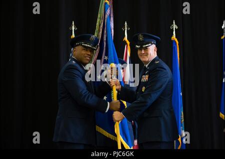 Colonel William Marshall übernimmt das Kommando über die 48th Fighter Wing von Generalleutnant Richard Clark, 3 Air Force Commander, die während eines Befehls Zeremonie an der Royal Air Force Lakenheath, England, 16. Juli 2018. Marshall wurde von seiner Frau, Oberstleutnant Heather Marshall und ihre zwei Söhne begleitet. Stockfoto