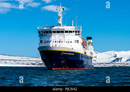 Die lindblad M/S National Geographic Explorer in Arktis Svalbard, Norwegen verankern. Stockfoto