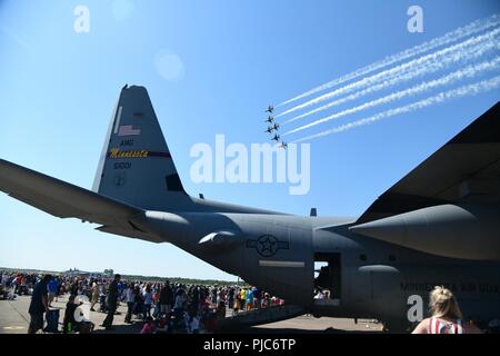 Die Duluth Air Show ist eine jährliche Veranstaltung auf dem Duluth Flughafen, dass Zuschauer aus um den Zustand und die nördliche Mitte zieht - West. Die Teilnehmer hatten die Gelegenheit, eine Reihe von luftakrobatik aus einer Vielzahl von verschiedenen Flugzeugen zu sehen. Das diesjährige Line up a B-25, P-51 und der US Air Force Thunderbirds enthalten. Viele Minnesota Guard Einheiten nahmen an den Veranstaltungen des Wochenende im benachbarten 148 Fighter Wing zu gehören. Andere Einheiten, die gekommen waren, St. Paul-basierte 133 Airlift Wing. Ihre 109 Aeromedical Evacuation Squadron Einrichten mock Medical lift Szenario in der C-130 H Stockfoto