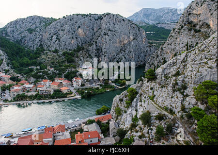 Cetina Fluss fließt durch die Stadt Omiš Stockfoto