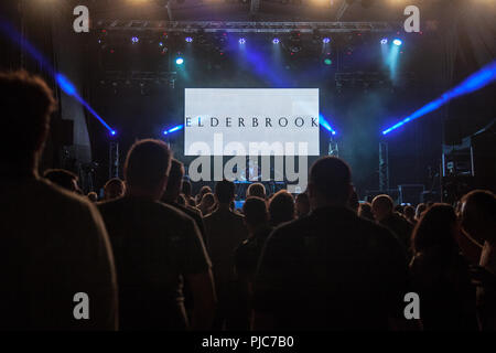 NOVI SAD, Serbien - 15. JULI 2018: Elderbrook, aka Alexander Kotz, ein britischer DJ und Liedermacher, Autor von "Wie oft", auf der Bühne. Stockfoto