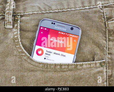 MONTREAL, KANADA - 10 AUGUST 2018: Zunder app auf ein Handy Display in Jeans Tasche. Zunder ist ein Standort-basierte soziale Suche mobile App, die es ermöglichen, Stockfoto