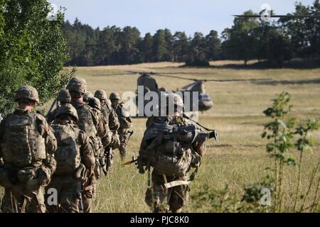 Soldaten zu Nemesis Truppe, 4.Staffel, 2d-Cavalry Regiment board CH-47 Chinook während einer gemeinsamen Operation mit einer Drehbewegung Combat Aviation Brigade Einheit am Hohenfels Training Area, Deutschland, 12. Juli 2018. Stockfoto