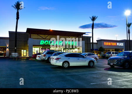 Dollar Tree Store in der Dämmerung in Las Vegas, Nevada Stockfoto