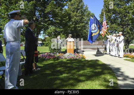 N.b. (23. Juli 2018) - Navy Operational Support Center Fargo Color Guard Paraden die Farben bei einer Kranzniederlegung zu Ehren Mitglieder der Gato-Class U-Boot USS Robalo (SS 273) während Fargo - Moorhead Metro Marine Woche. Die Marine von Community Outreach verwendet die Navy Woche Programm Navy Sailors, Ausrüstung mitbringen und zeigt auf etwa 14 amerikanischen Städten jedes Jahr für eine Woche - lange Zeitplan von outreach Engagements für Amerikaner ausgelegt, aus erster Hand, wie die US-Marine ist die Marine die Nation braucht Erfahrung. Stockfoto